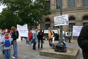 Fast jeder brachte eine schriftliche Aussage mit, manche auf ihrer Kleidung, andere auf Schildern oder Transparenten.